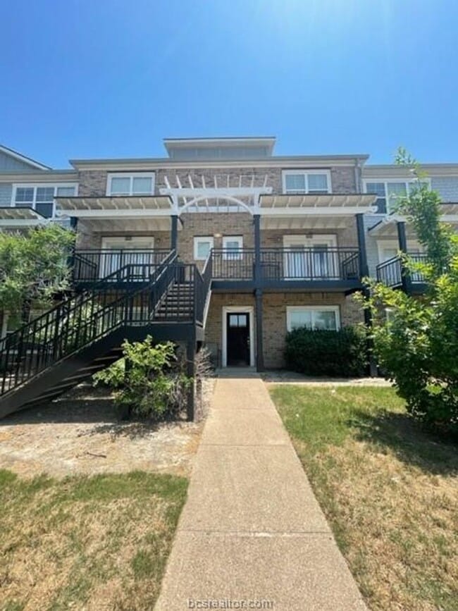 Building Photo - July Move-In! Spacious 3 Bedroom/3 Bathroo...