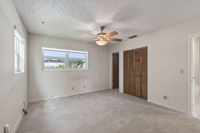 Building Photo - 704 Juniper Dr