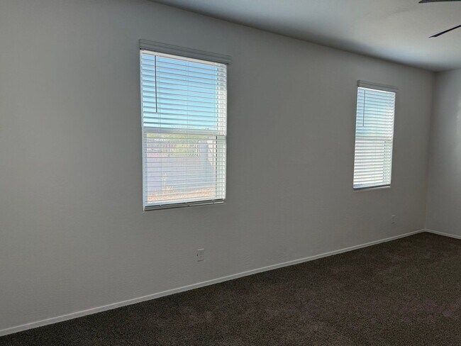 Building Photo - 1086 W Avalon Canyon Dr
