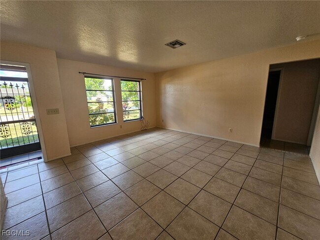 Building Photo - 1206 SE 36th Terrace