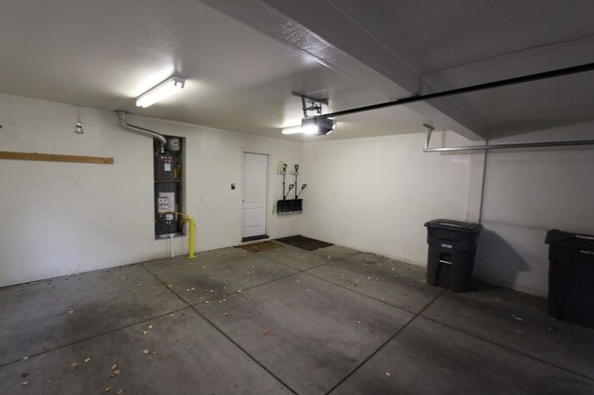 Building Photo - LEASE THROUGH JULY 3-Bed / 2.5-Bath Townhome in Boulder Point Near FUTS Trails