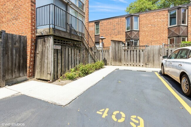 Building Photo - 2053 N Larrabee St