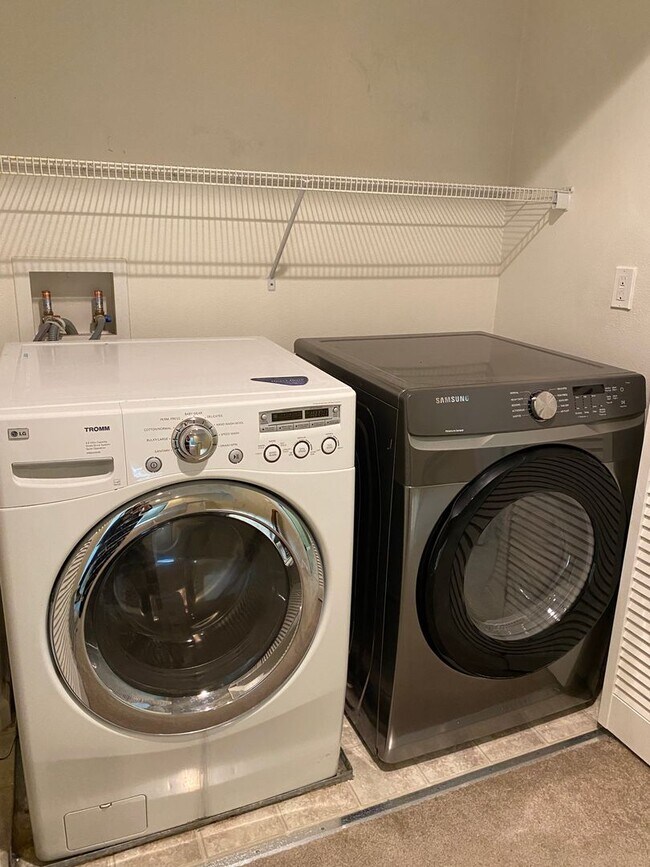 Building Photo - San Ramon Gale Ranch Townhouse 3BD/2.5BA with 4th Room for Office Loft! Community Pool Included!