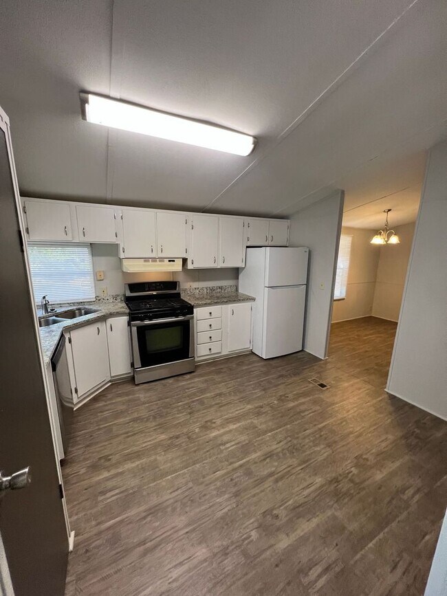 Building Photo - 3700 Ash Dr