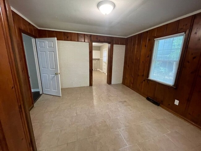 Building Photo - 3 bed, 1.5 bath with large family room and...
