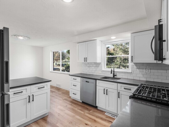 Building Photo - AVAILABLE NOW! STUNNING 3 BEDROOM IN PENN ...