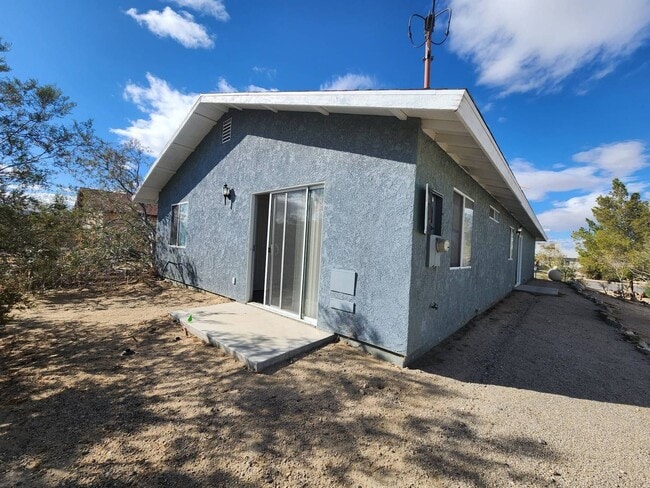 Building Photo - 2 Bedroom 2 Bath House Near Back Entrance ...