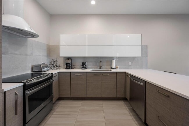 Building Photo - 15450 Estancia Ln