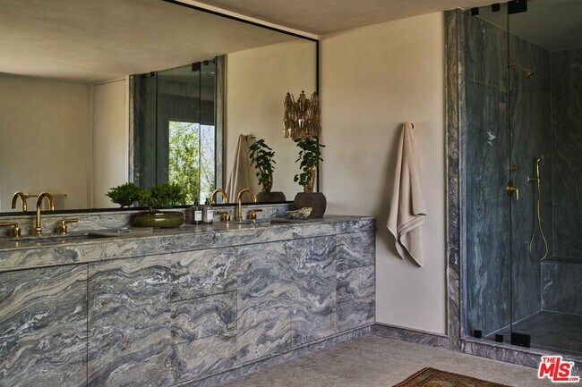 Building Photo - 1865 Loma Vista Dr