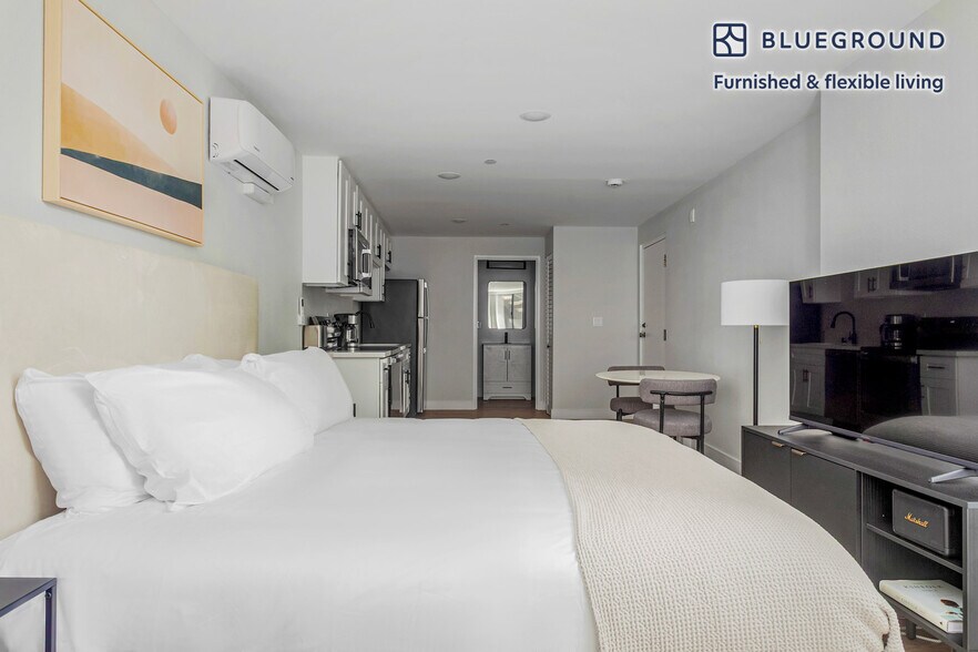 Building Photo - 747 Gayley Ave