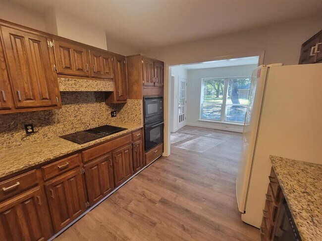 Building Photo - 10403 Pinehurst Dr