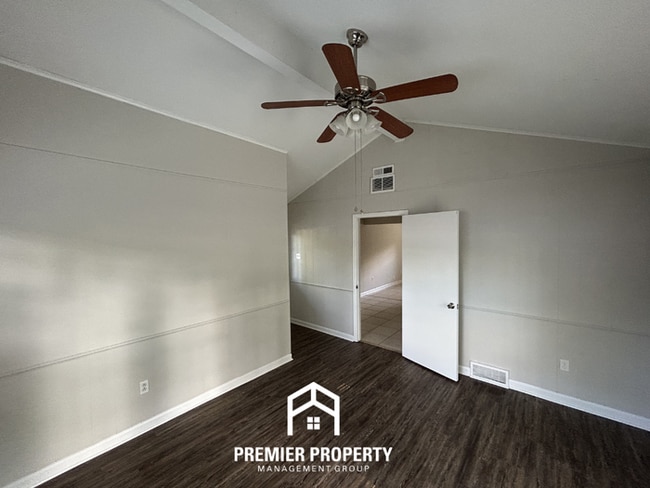 Building Photo - Unique 4BR/2BA Southaven Home | Hardwood Vaulted Sunroom & Fenced Yard