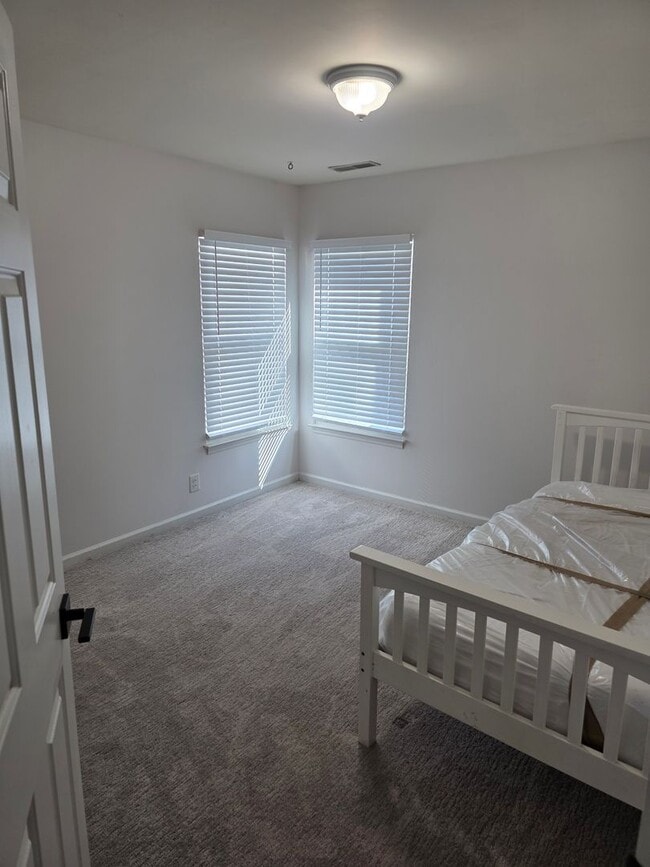 Building Photo - 4 Bedroom! Walk to Jim Warren Park, Franklin TN