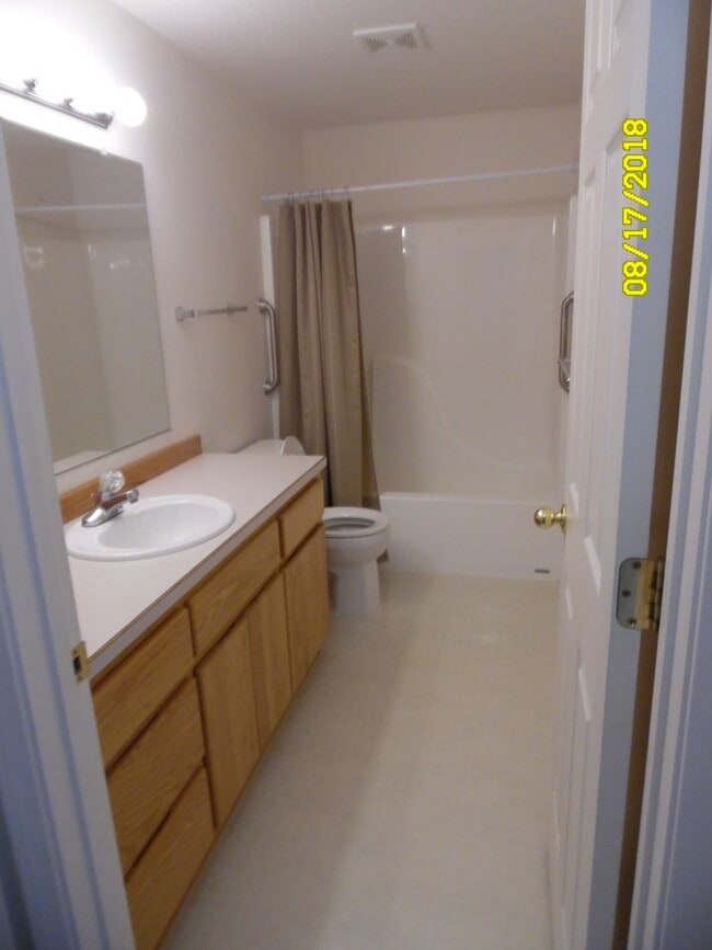 Building Photo - 565 NW Meadows Dr