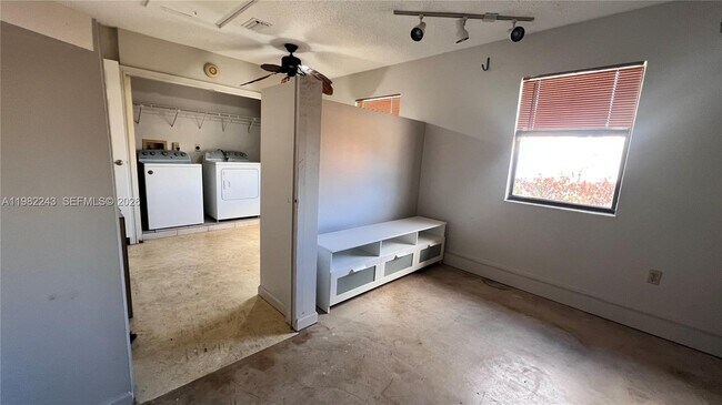 Building Photo - 581 SW Banks Terrace