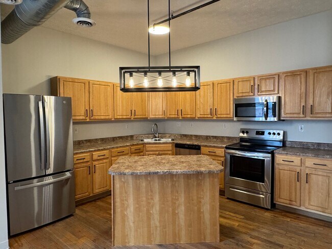Building Photo - Main Street Loft Apartment