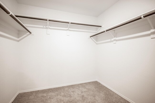 Building Photo - 2204 Greystone Dr