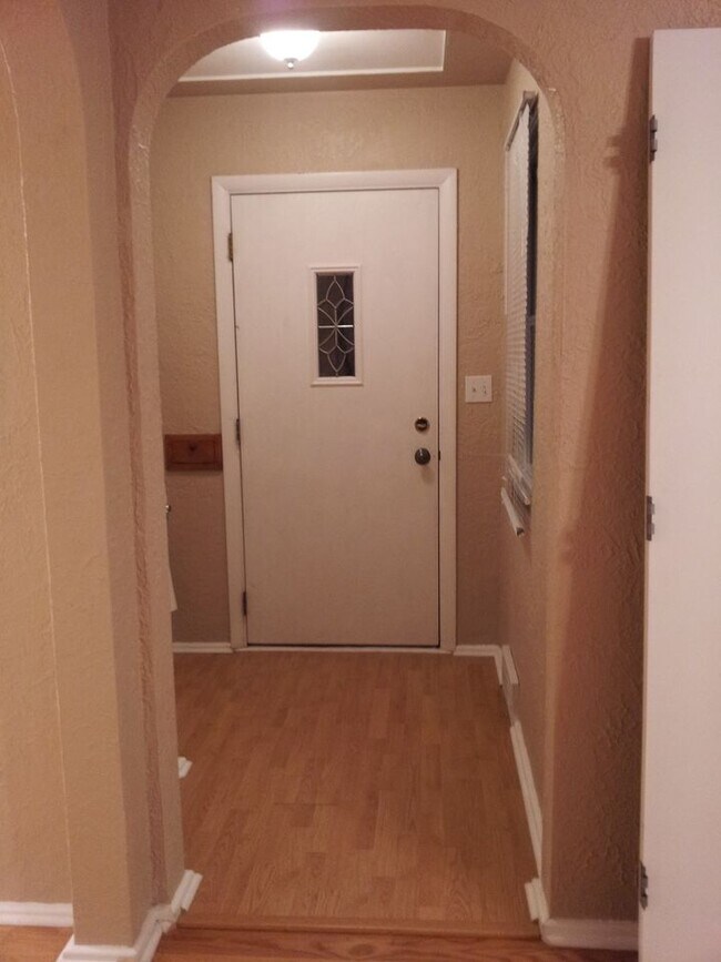 Building Photo - 917 N Center