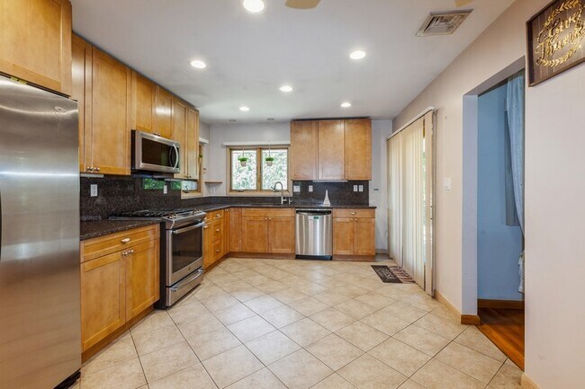 Building Photo - 50 Edgewood Dr