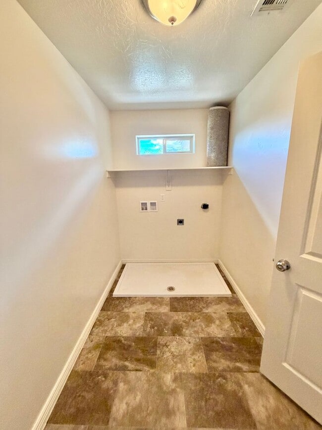 Building Photo - Town home in Little Valley Area. End Unit!!