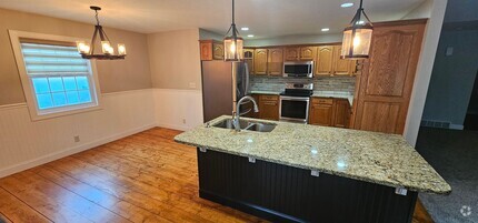 Building Photo - Welcome to this stunning 4 bedroom, 3 bath...