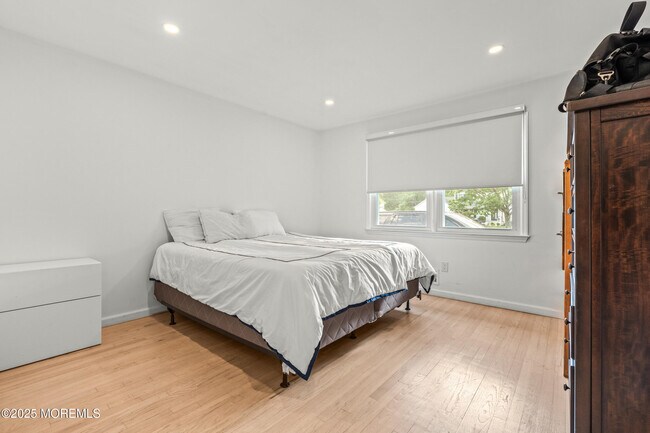 Building Photo - 14 Darien Dr
