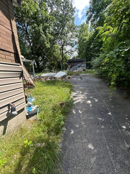 Building Photo - 7000 Florence Pl