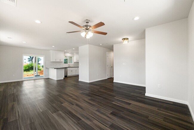 Building Photo - Paradise-Newer construction, 2 bed 2 bath +Bonus room, Garage, fenced yard, RV parking