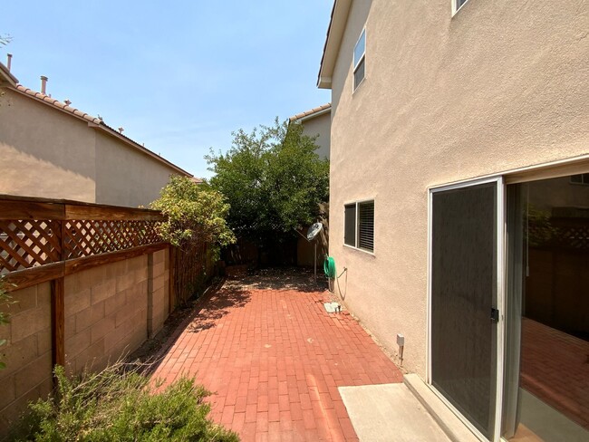Building Photo - 3 Bedroom Home Available In Gated Communit...