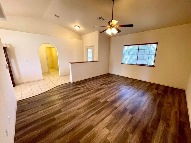 Building Photo - 3 Bedroom Home in Great Neighborhood!
