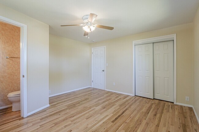 Building Photo - 718 Brassie Dr
