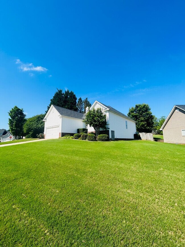 Building Photo - Charming 3-Bedroom Ranch in Greer’s Covete...