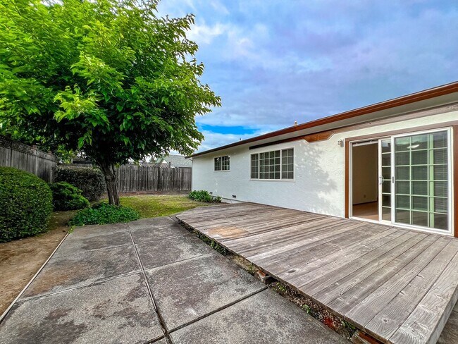 Building Photo - Charming Three Bedroom North Napa Home
