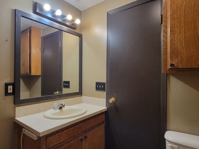 Building Photo - Quaint Home In El Reno