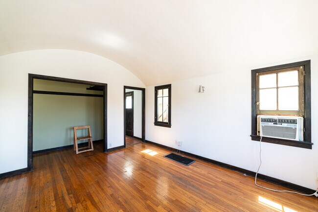 Building Photo - 836 Silverlake Blvd-