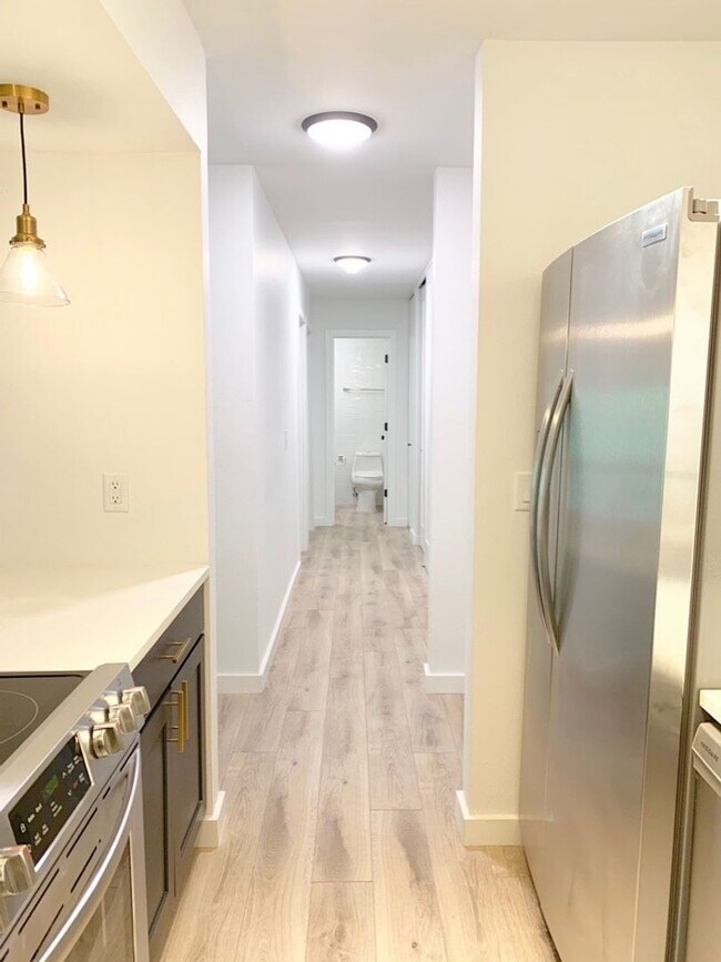 Building Photo - Beautiful 2 Bedroom Two Mile Creek Condo ; Remodeled and Updated right next to Rayback
