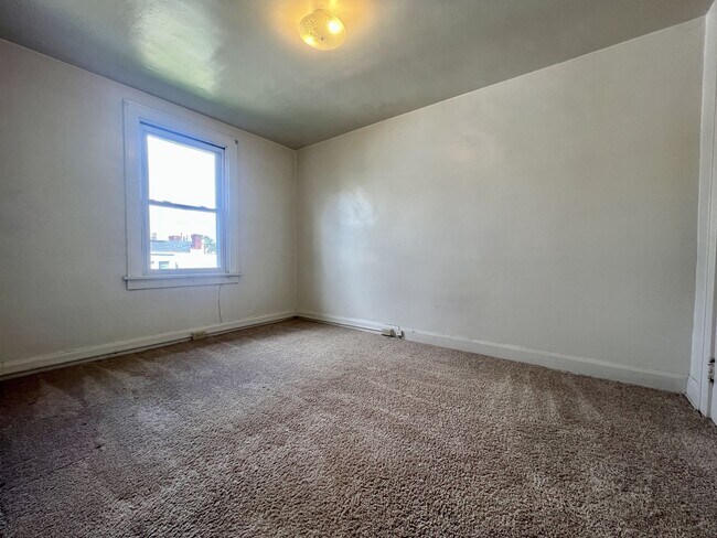 Building Photo - Beautiful 2BR Duplex in a Great Oakland Location! Call Today to Schedule a Tour!