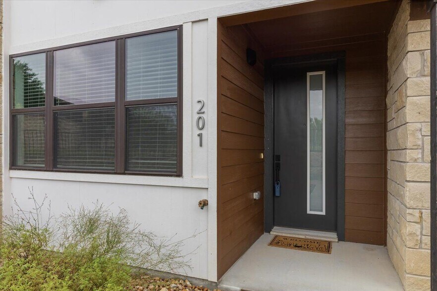 Building Photo - 315 Holton Dr