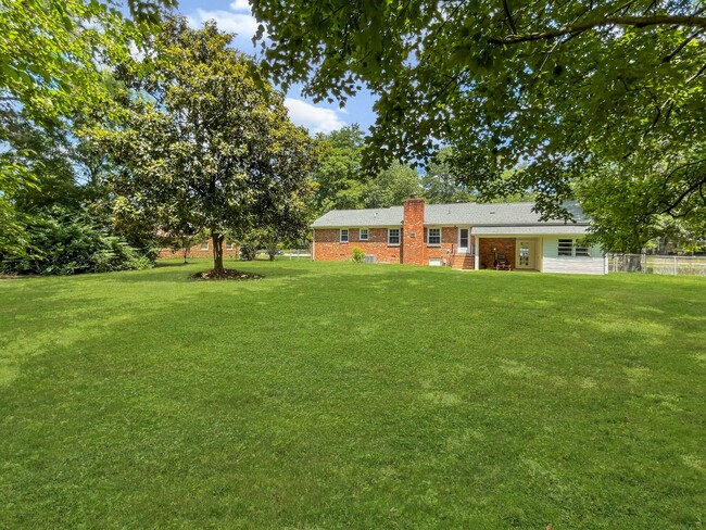 Building Photo - Beautiful Brick rancher in Mechanicsville!