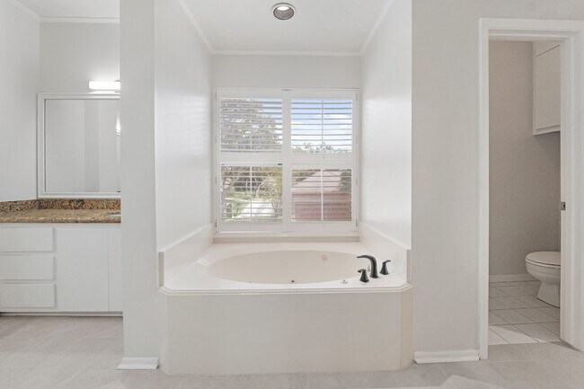 Building Photo - 57 Foxhall Crescent Dr