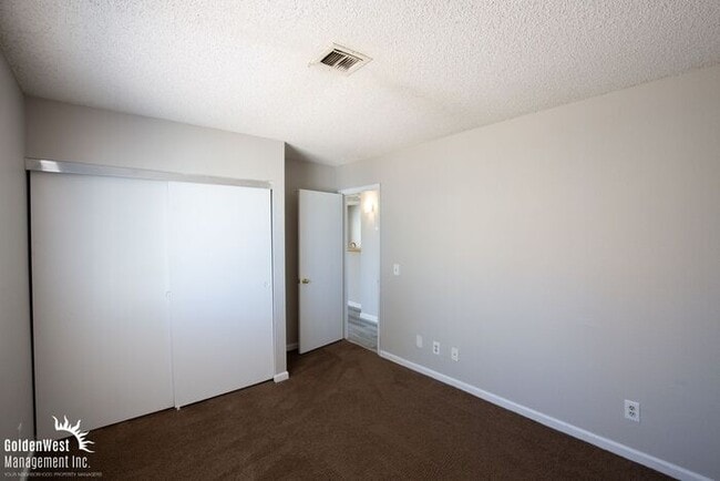 Building Photo - Beautifully Updated 2Bdm 1Ba Unit in a Gated Community
