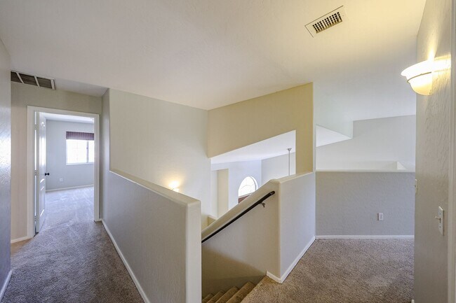 Building Photo - Stunning 3 bedroom, 2.5 bathroom Gold Cour...