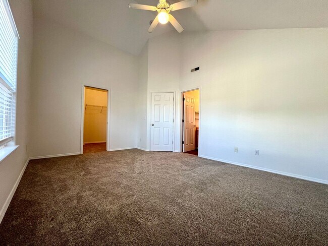 Building Photo - Spacious, Updated Townhome in Prime Beaverton Location!