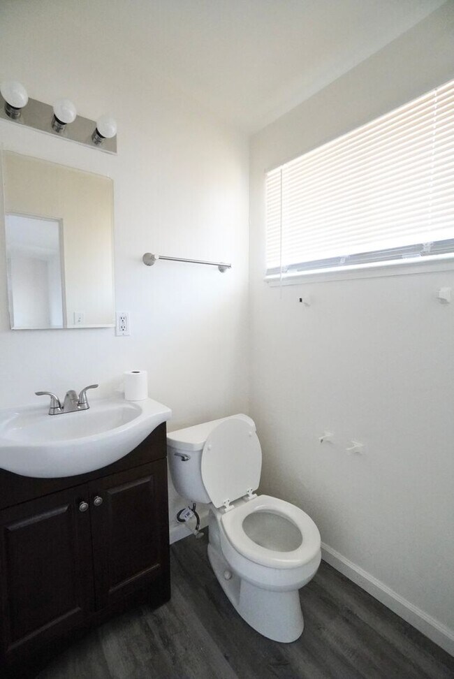 Building Photo - Wonderful 3 Bedroom, 2 Bath home in Sacram...