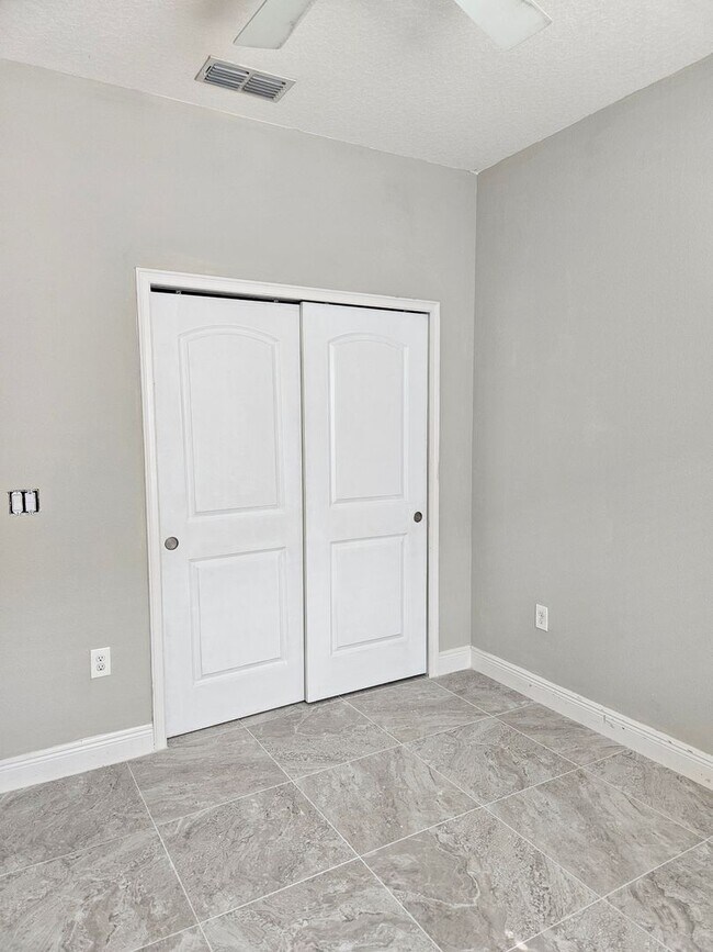 Building Photo - 4 Bedroom 2 bath beautiful spacious home i...