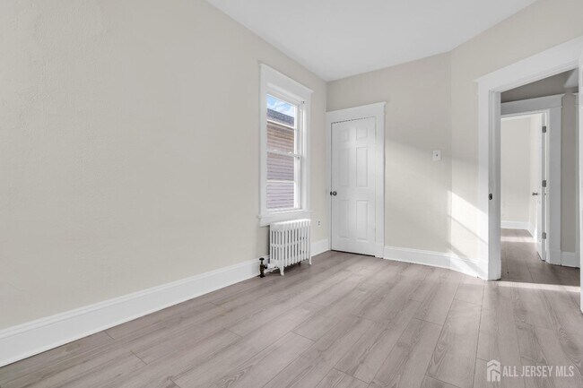 Building Photo - 375 Delavan St