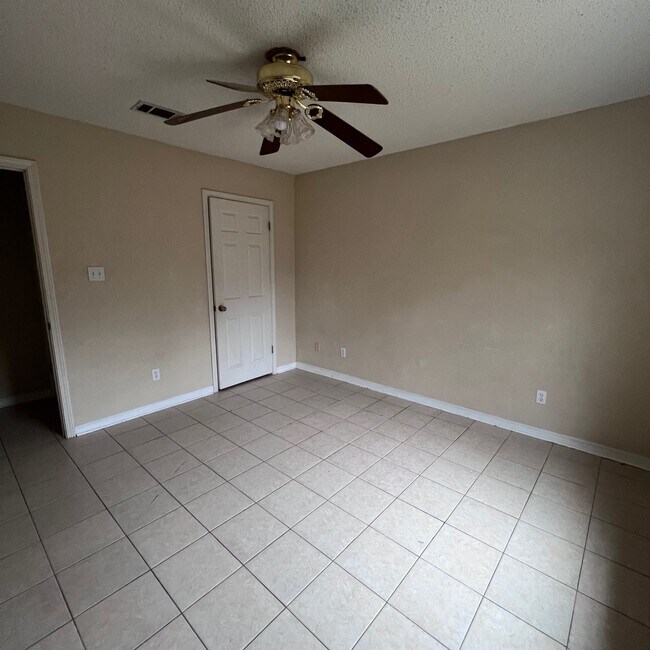 Building Photo - 161 Pinehill Mnr