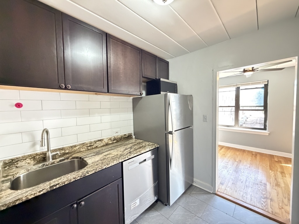 Building Photo - 1360 W Touhy Ave