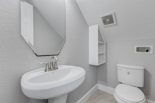 Building Photo - 4834 Hollow Hook Rd