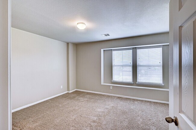 Building Photo - 3303 Owl Hollow Dr